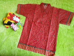 kemeja-batik-anak-uk-6-8th-daun-merah-Rp-35.000-lebar-dada-38cm-panjang-ke-bawah-54cm-cocok-untuk-ke-kondangan-acara-formal-dll